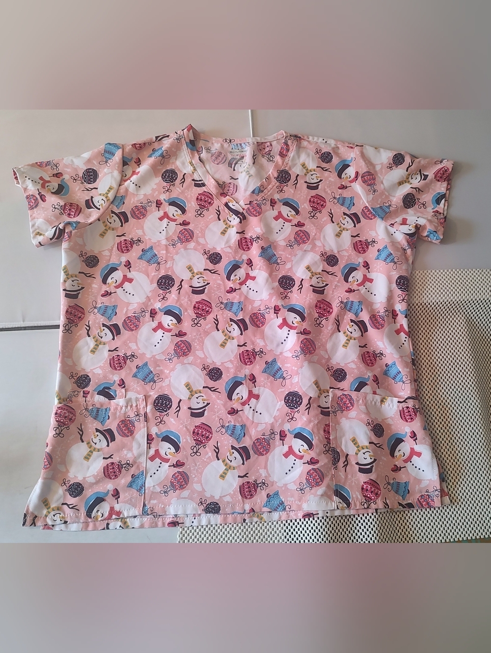 Scrubaid Women's Size 2XL Tapered Fit Four Way Stretch Scrub Top Snowman
